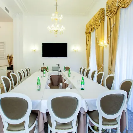 Fellini A Fontana Di Trevi Hotel Roma