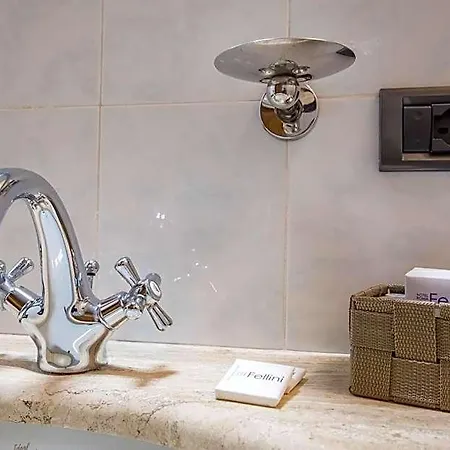 Hotel Fellini A Fontana Di Trevi 3*