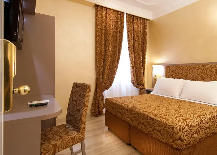 Fellini A Fontana Di Trevi Hotel Roma