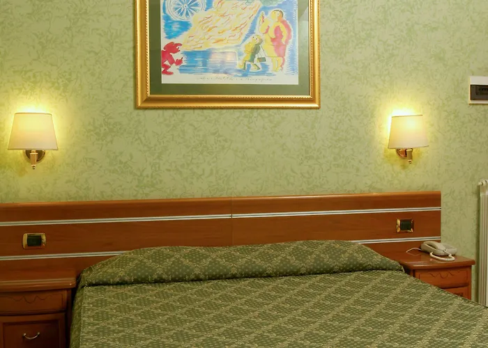 Hotel Fellini A Fontana Di Trevi 3*