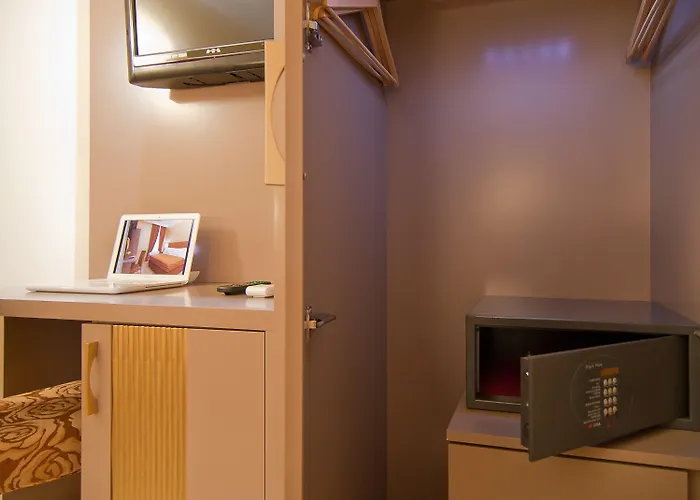 Fellini A Fontana Di Trevi Hotel 3*