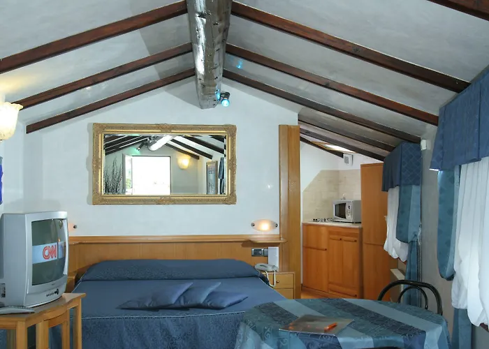 Fellini A Fontana Di Trevi Hotel